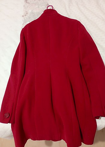 Kırmızı Düğmeli Kadın Kaban - Görsel 3