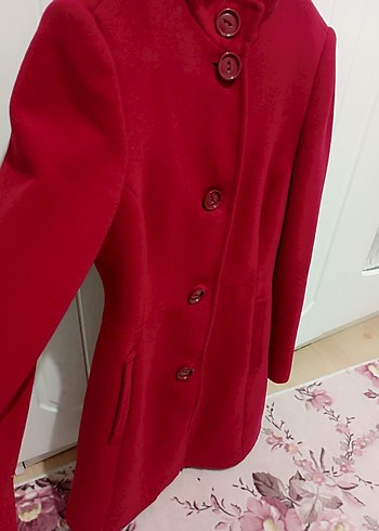 Kırmızı Düğmeli Kadın Kaban - Görsel 4