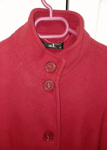 Kırmızı Düğmeli Kadın Kaban - Görsel 2