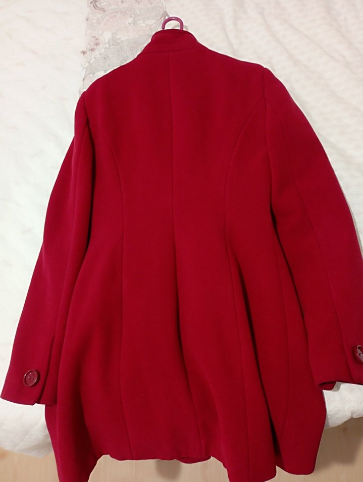 Kırmızı Düğmeli Kadın Kaban - Görsel 3
