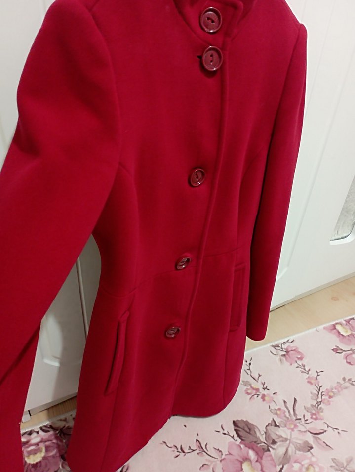 Kırmızı Düğmeli Kadın Kaban - Görsel 4