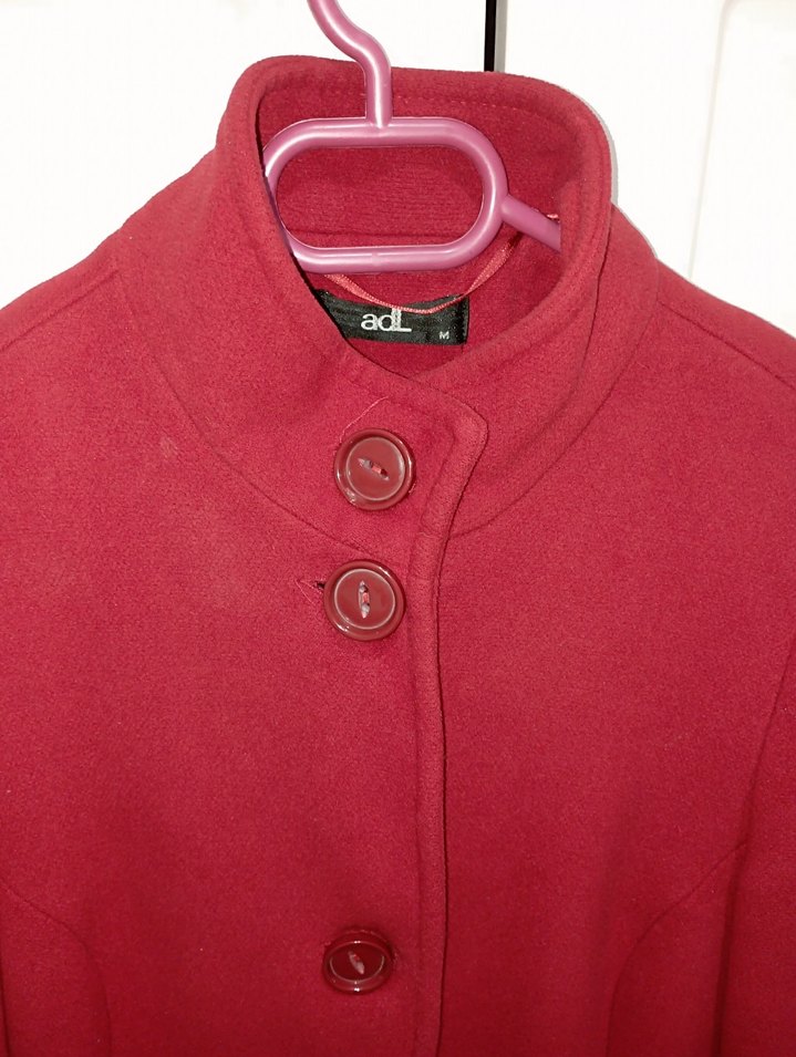 Kırmızı Düğmeli Kadın Kaban - Görsel 2