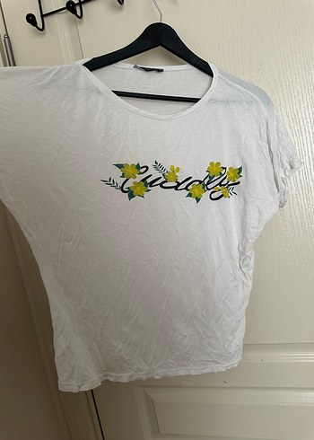 Düğmeli Çiçek Baskılı Beyaz Kadın Tişört - Görsel 3