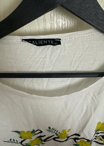 Düğmeli Çiçek Baskılı Beyaz Kadın Tişört - Görsel 2