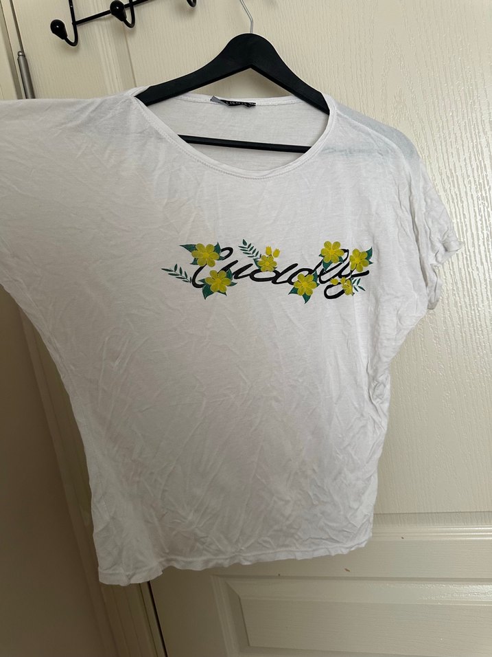 Düğmeli Çiçek Baskılı Beyaz Kadın Tişört - Görsel 3