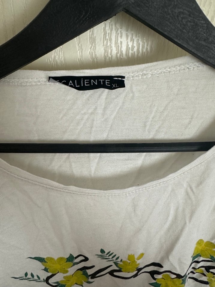 Düğmeli Çiçek Baskılı Beyaz Kadın Tişört - Görsel 2