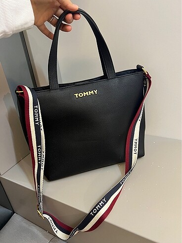 Tommy canta