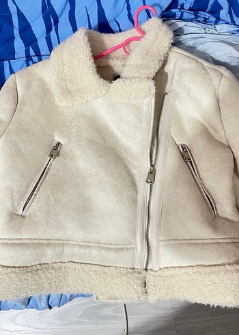 Beyaz Peluş Detaylı Kısa Kadın Ceket