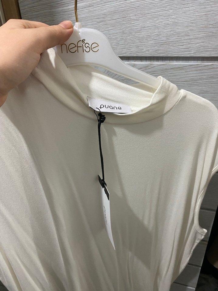 Beyaz Yüksek Yakalı Kolsuz Midi Bluz - Görsel 5