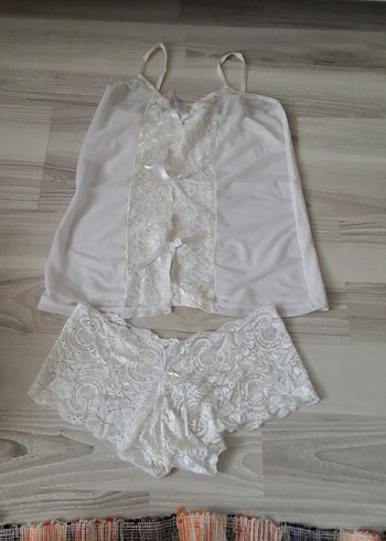 Beyaz Dantel Detaylı Mini Kadın Pijama Takımı