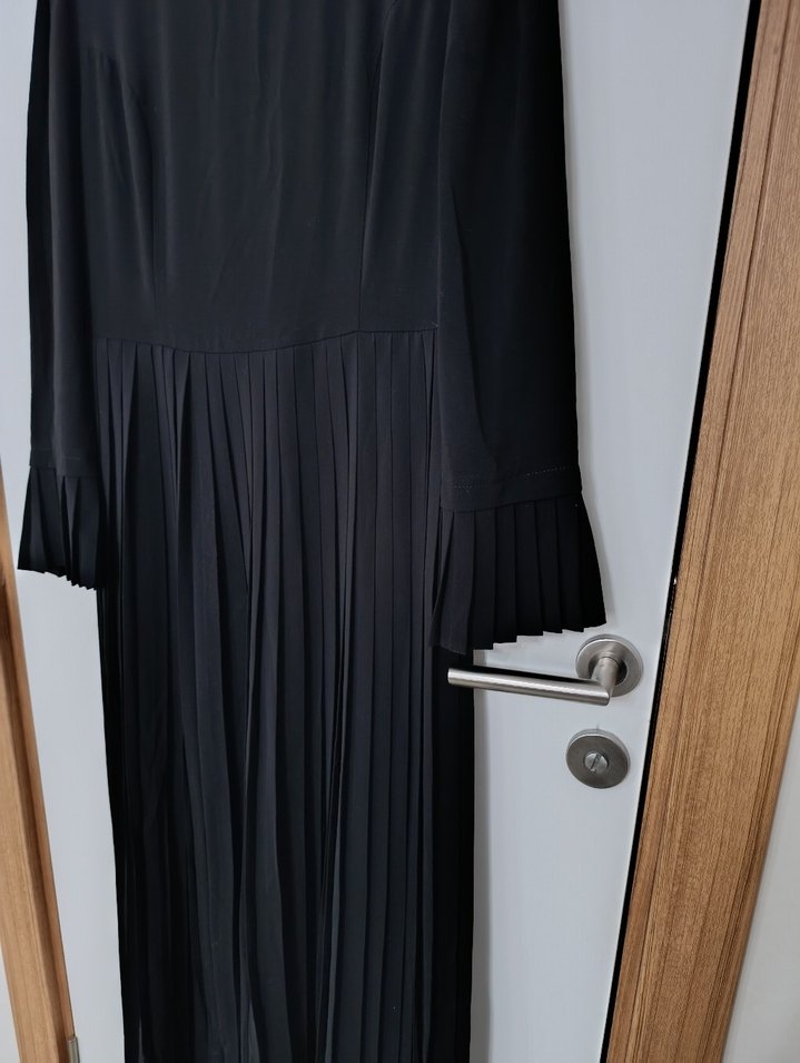 Siyah Piliseli Uzun Kollu Uzun Elbise - Görsel 2