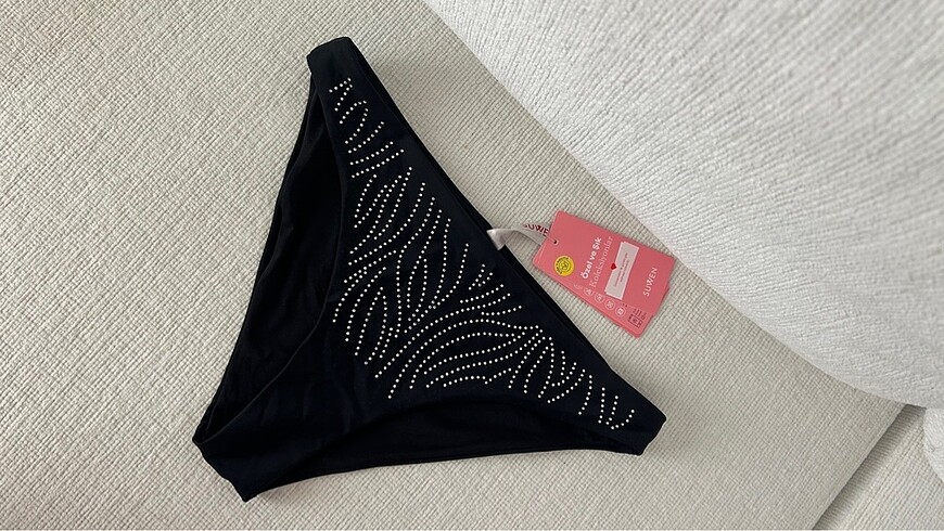 Siyah taşlı bikini altı