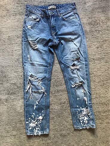 Bershka paçaları boyalı yırtık pantolon