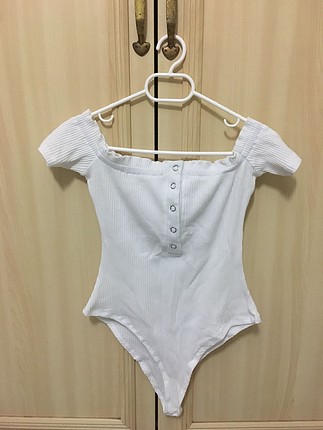 Beyaz çıtçıtlı üst