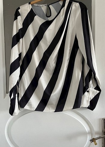 38 Beden beyaz Renk Zebra Desenli Drapeli Kadın Bluz