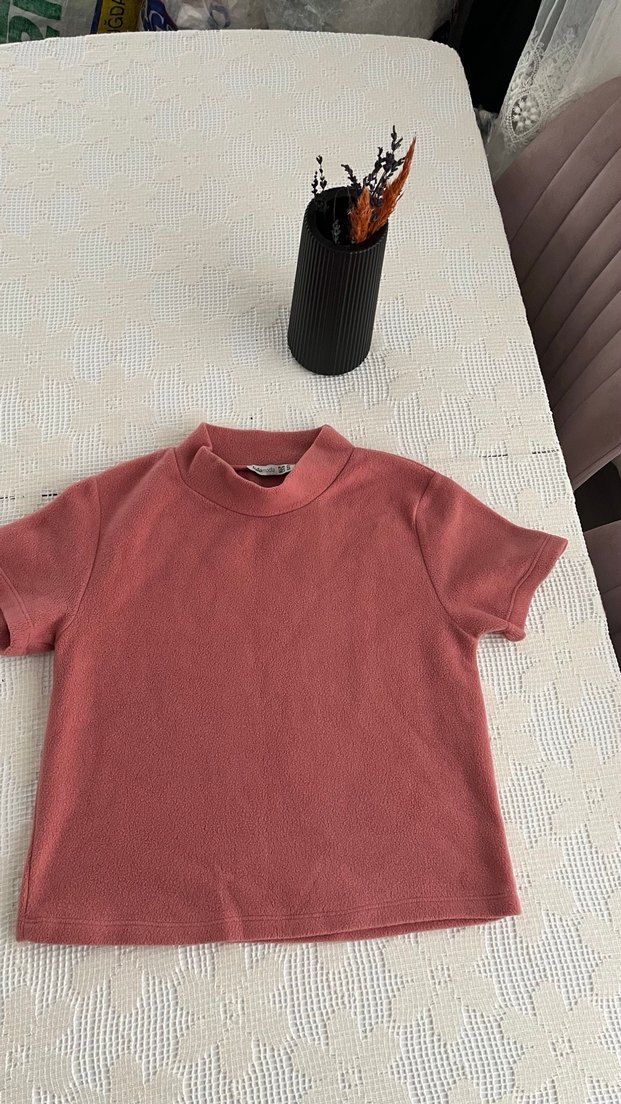 Kısa Kollu Kırmızı Yüksek Yakalı Tişört - Görsel 3