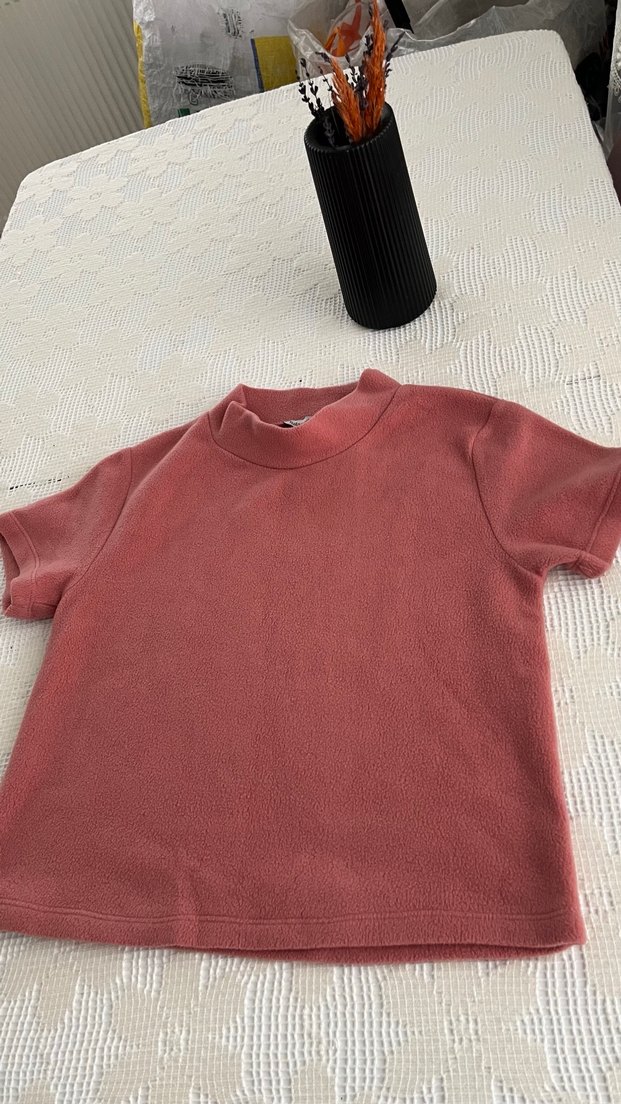 Kısa Kollu Kırmızı Yüksek Yakalı Tişört - Görsel 2