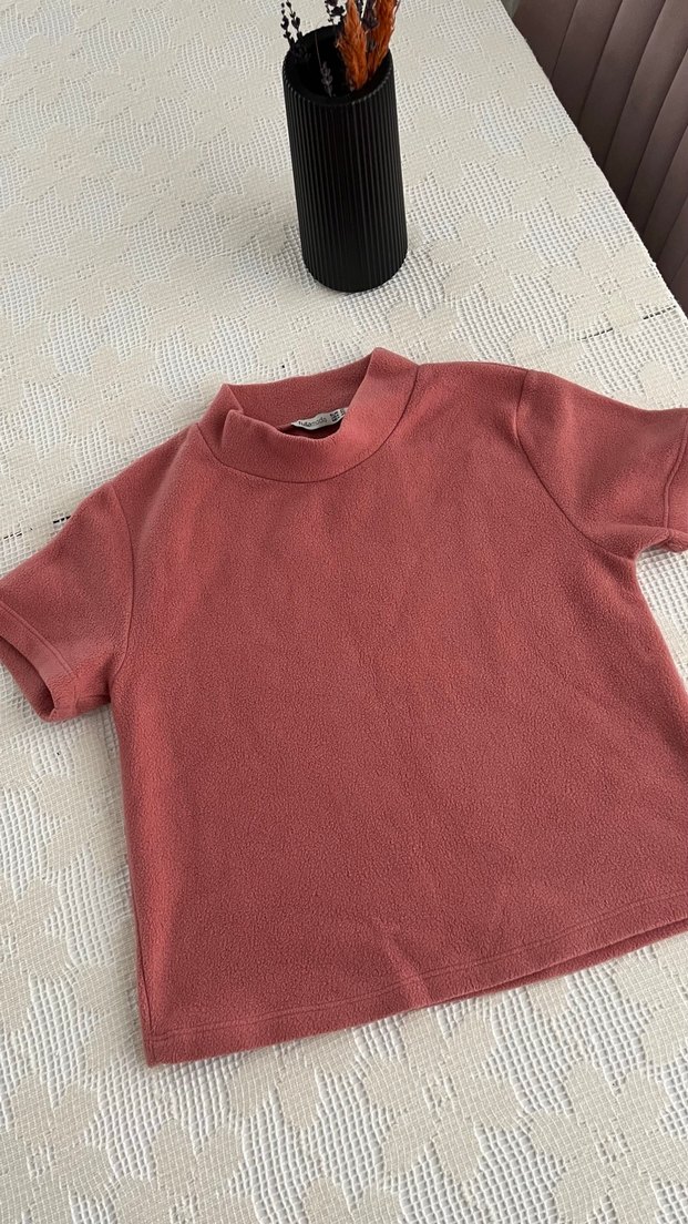 Kısa Kollu Kırmızı Yüksek Yakalı Tişört - Görsel 5