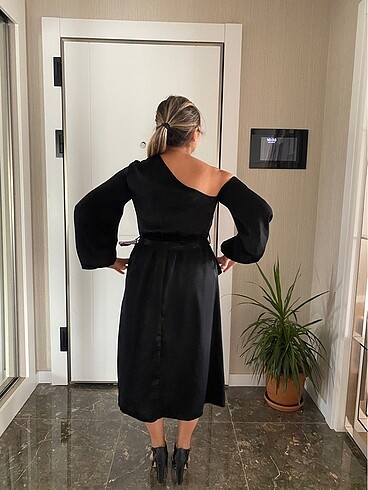 40 Beden siyah Renk Morhipo etiketli omzu açık elbise