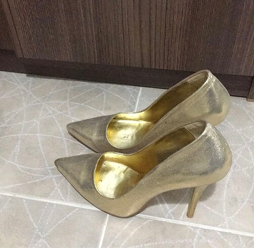 Altın topuklu gold