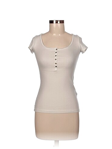 Bershka T-shirt %70 İndirimli.
