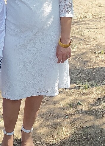 Beyaz şık elbise.