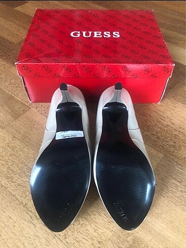 Guess Guess burnu açık platform topuklu