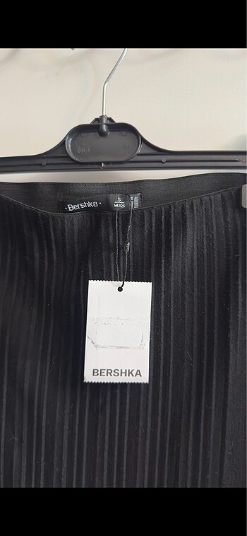 Bershka etiketli sıfır etek