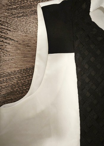 fabrika Düğmeli Siyah-Beyaz Kolsuz Bluz - Görsel 4