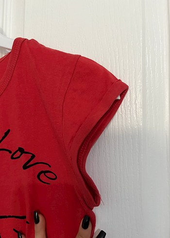 Kırmızı Dantelli Baskılı Kadın Tişört - Görsel 2