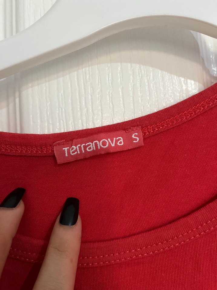 Kırmızı Dantelli Baskılı Kadın Tişört - Görsel 3