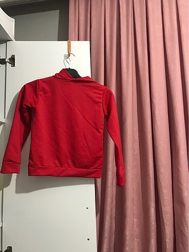 Kırmızı kapüşonlu sweatshirt