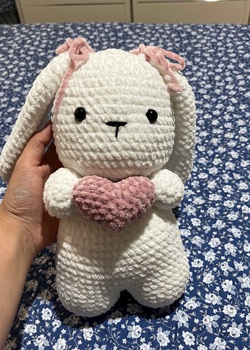 Pembe Kalpli Beyaz Örgü Peluş Tavşan