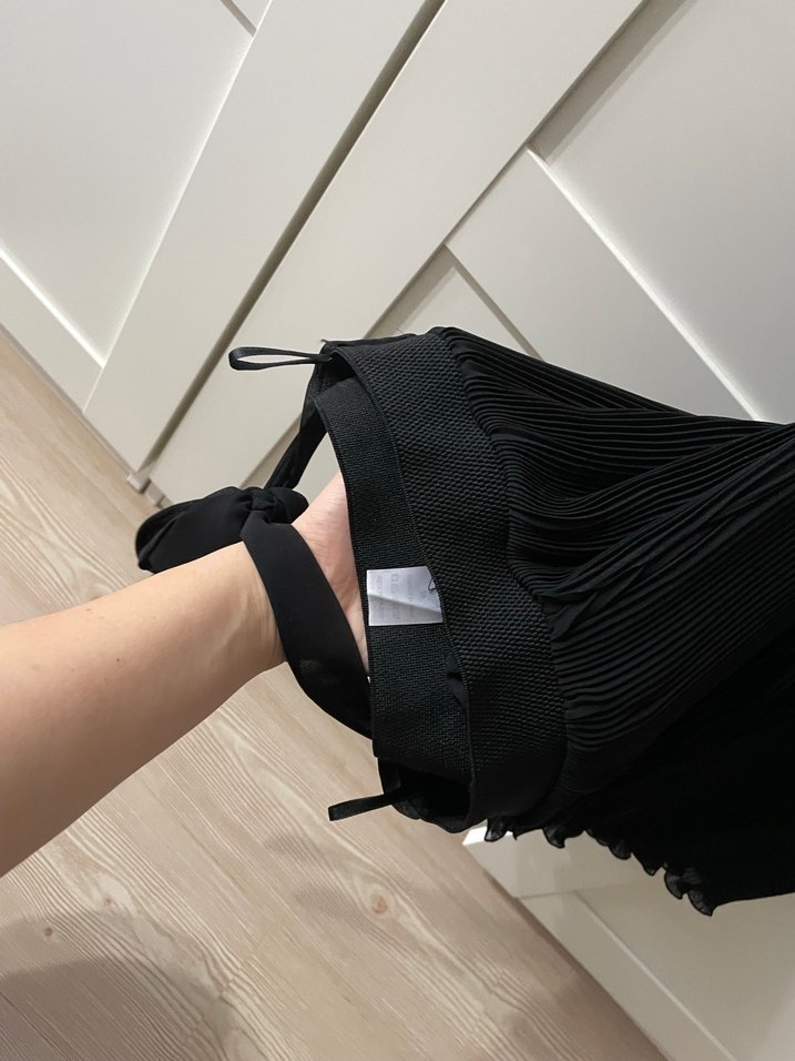 Kadın Siyah Piliseli Midi Kumaş Pantolon - Görsel 3