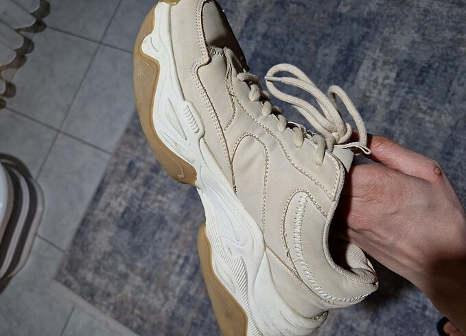 Bershka marka bej renk az kullanılmış spor ayakkabı - Görsel 7