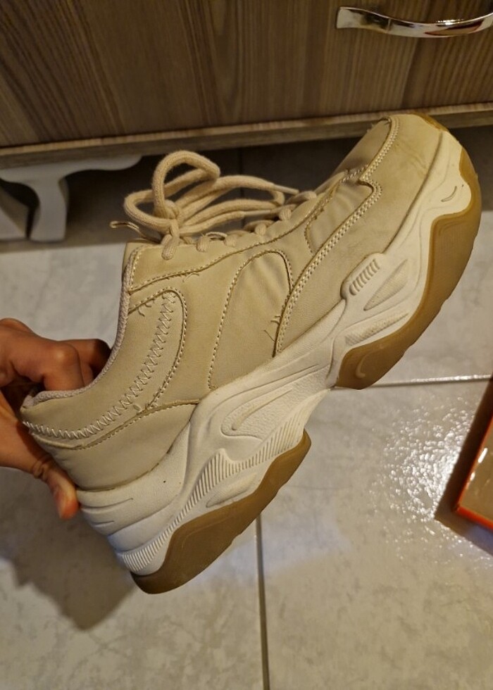 Bershka marka bej renk az kullanılmış spor ayakkabı - Görsel 3