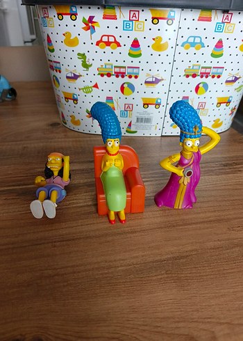 Sarı Renkli Renkli Aksiyon Figürleri
