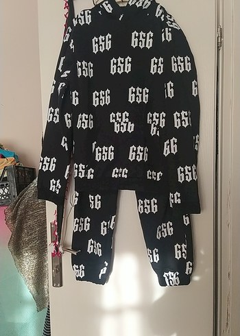 Siyah Baskılı Kapüşonlu Kız erkek çocukta giyebilir - Görsel 2