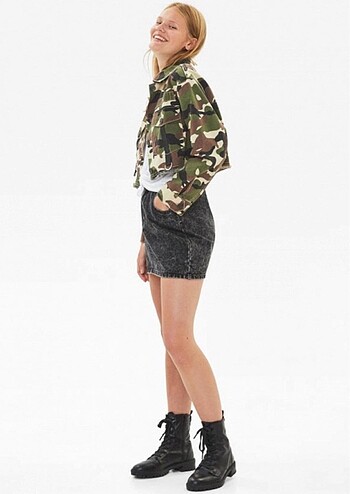 Bershka BERSHKA KAMUFLAJ DESENLİ KISA SAFARİ CEKETİ