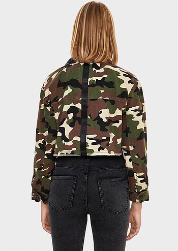 Bershka BERSHKA KAMUFLAJ DESENLİ KISA SAFARİ CEKETİ