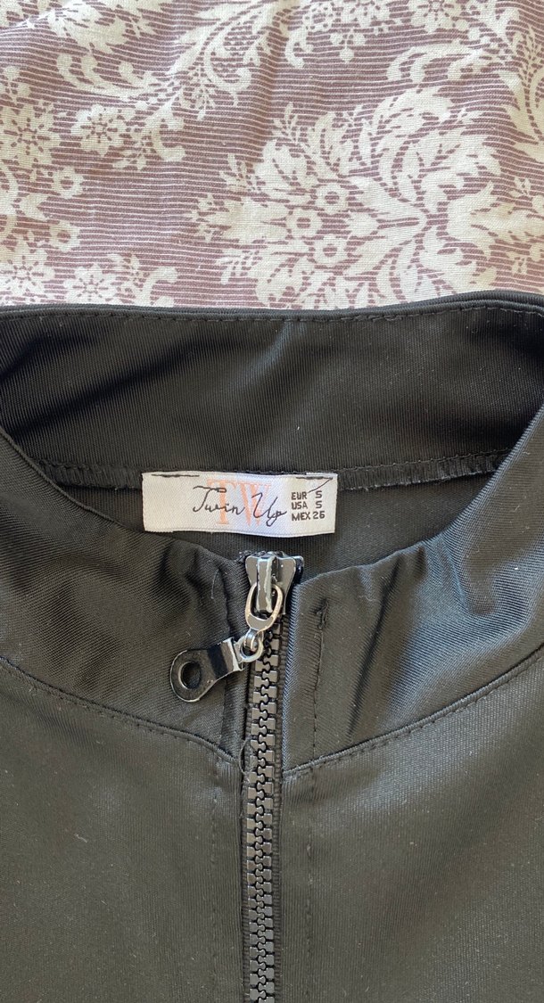 Siyah Fermuarlı Yüksek Yakalı Crop Ceket - Görsel 2