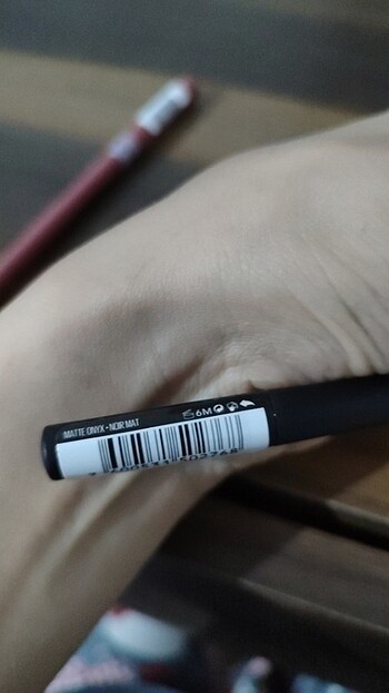 Beden Eyeliner ve dudak kalemi