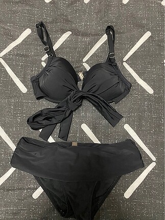 Siyah bağlamalı bikini
