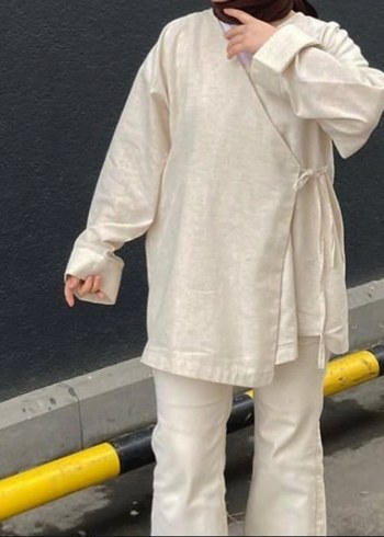 Diğer Diloşla Beyaz Kimono Kadın