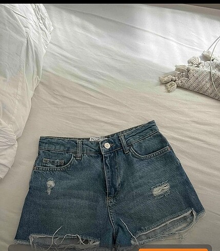 Bershka Yırtık kot şort