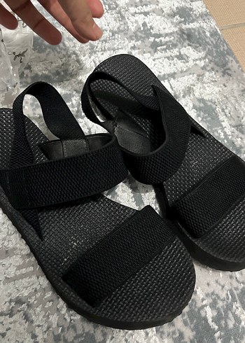 Siyah Kadın Cırt Cırtlı Dolgu Topuklu Sandalet - Görsel 4