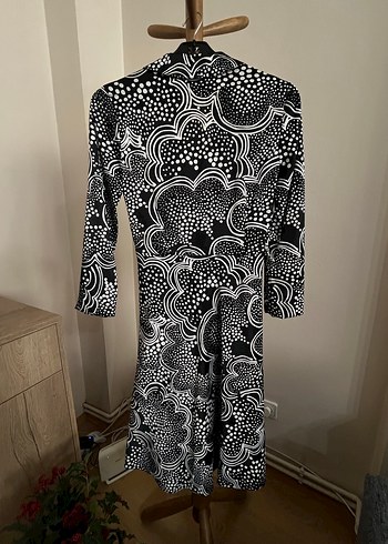 Park Bravo V Yakalı Siyah Desenli Elbise - Görsel 4