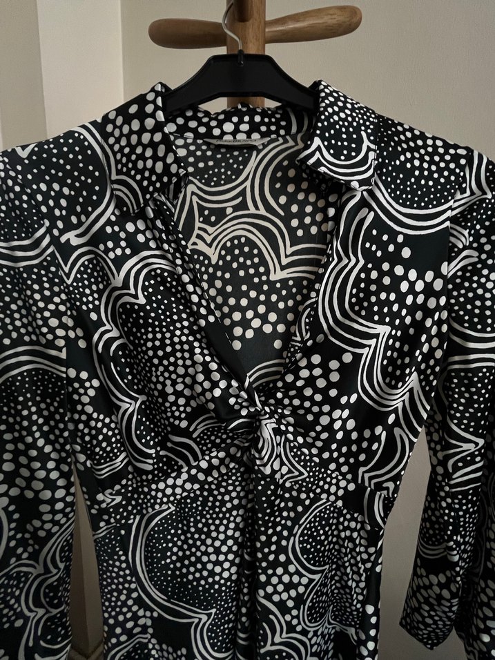 Park Bravo V Yakalı Siyah Desenli Elbise - Görsel 2