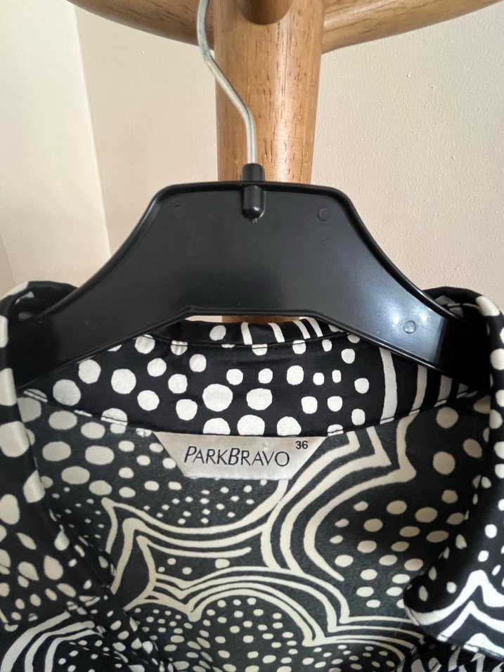 Park Bravo V Yakalı Siyah Desenli Elbise - Görsel 3