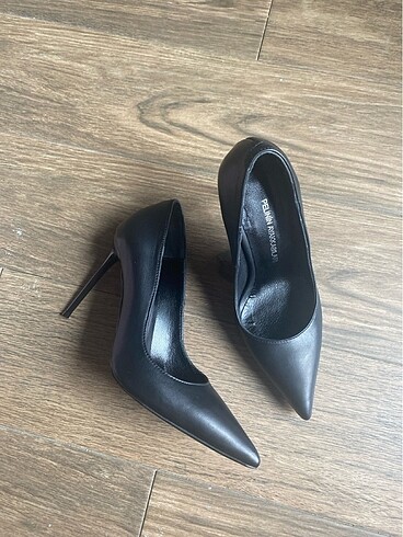 deri stiletto